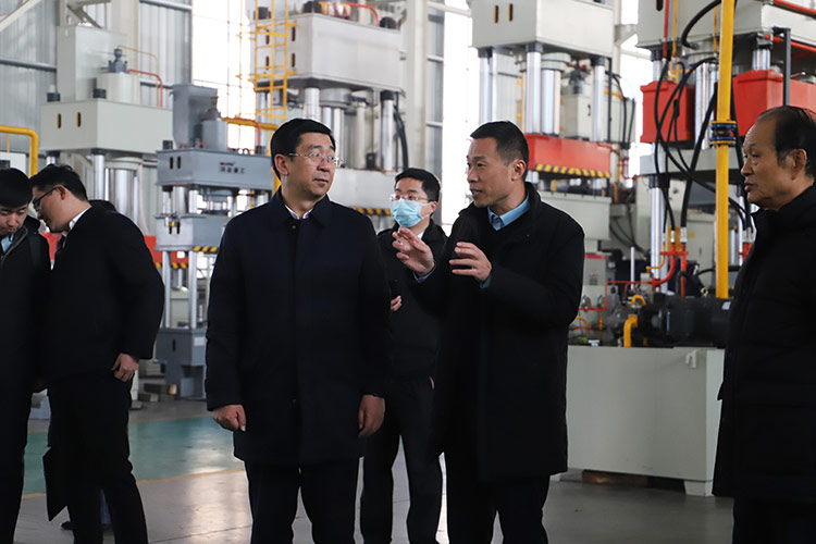 徐州市委常委、經(jīng)開區(qū)黨工委書記張克一行觀看車間