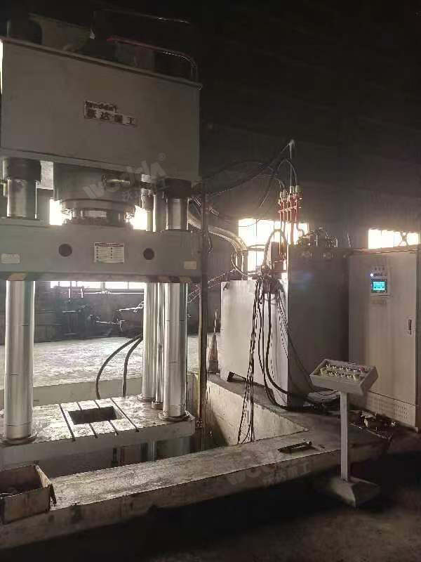 800噸匣缽液壓機客戶現場.jpg