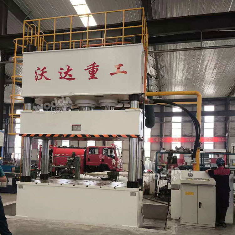 1000噸四柱液壓機(jī)客戶(hù)車(chē)間